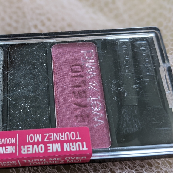 Wet n Wild NWT Spoiled Brat eyeshadow pink black - Picture 4 of 4